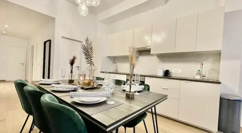 2-bedroom-2-bathroom-large-antwerp-fashion-district-apartment-dining-