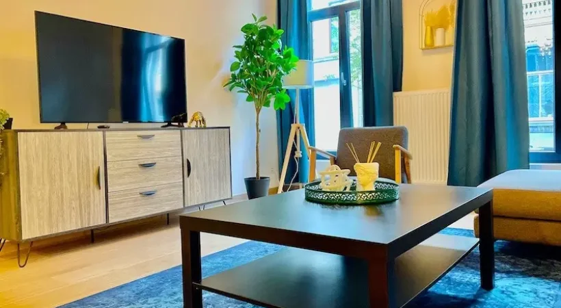 2-bedroom-2-bathroom-large-antwerp-fashion-district-living-room-with-outdoor-view-