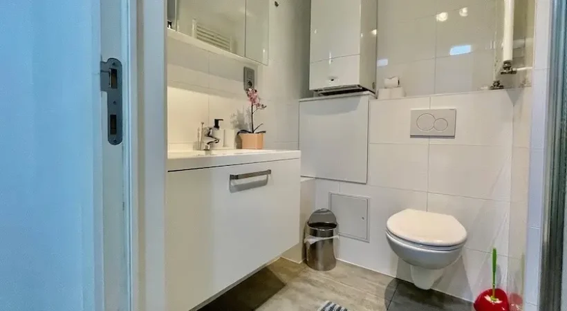 antwerp city centre suite with bathroom