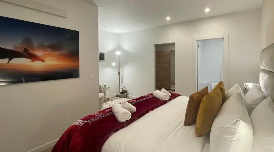 antwerp_signature_suites_cozy_bedroom