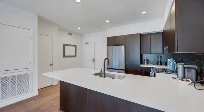 hollywood-la-suites-with-full-kitchen-and-dining-area